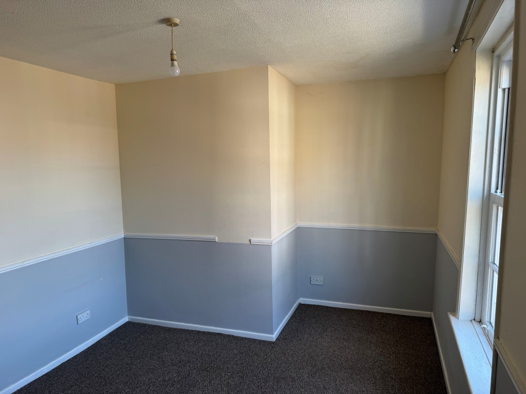 Lot: 128 - TWO-BEDROOM TOWN CENTRE FLAT FOR INVESTMENT OR OCCUPATION - Reverse Angle of the Main Bedroom